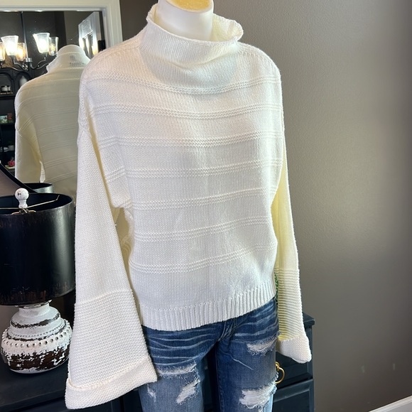 JESSICA SIMPSON Ivory Chunky Knit Funnel Neck Bell Sleeve Sweater Size Large - Picture 2 of 15
